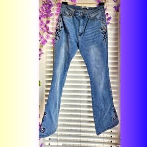 VIPHoney Lis Angeles Embroidered Women's XL Jeans with SLIGHT Bell. STYLE curvey